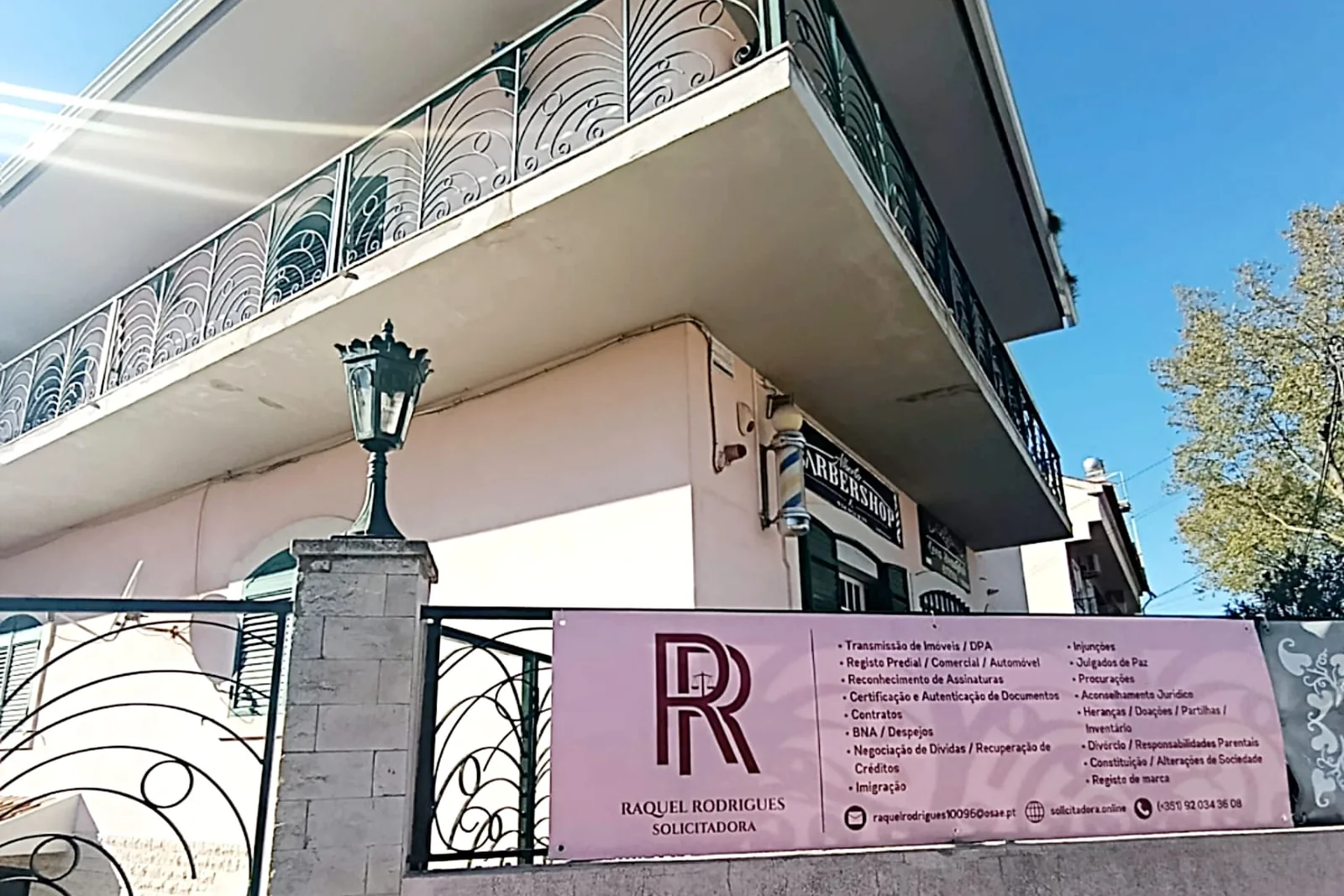 Fachada do escritório em Azeitão, com a placa Raquel Rodrigues Solicitadora